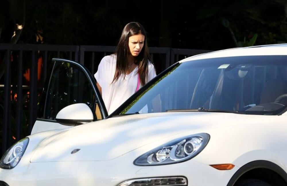 Article-Image-CelebrityCars-Adriana-Lima-Porsche-Cayenne-SUV