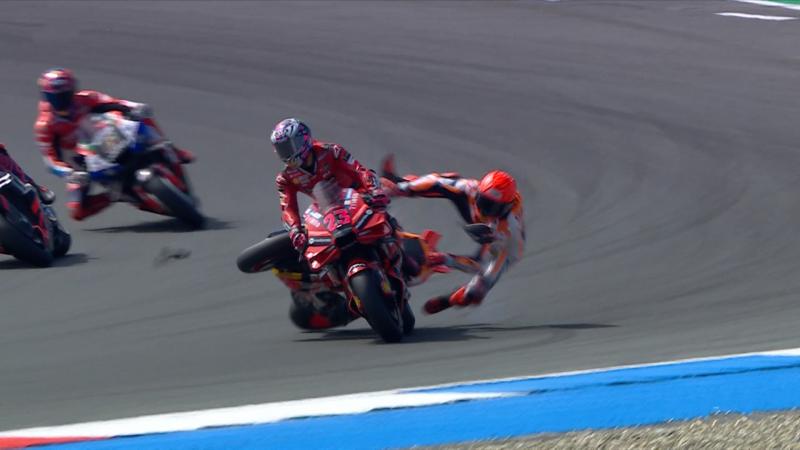 Marc-Marquez-Repsol-Honda-Honda-RC213V-2023-MotoGP-Assen-MotoGP-ollandiko-gp-crash-fall-accident-traumatismos-sta-pleura-ektos-agona