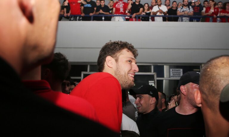 Δεν άφησε σε ησυχία τον Βεζένκοφ ο κόσμος του Ολυμπιακού – «Γράψε το Σακραμέντο στα…»