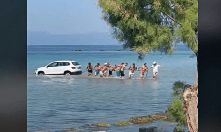 Αίγινα: Viral το βίντεο με ανθρώπινη αλυσίδα να βγάζει αυτοκίνητο από τη θάλασσα!