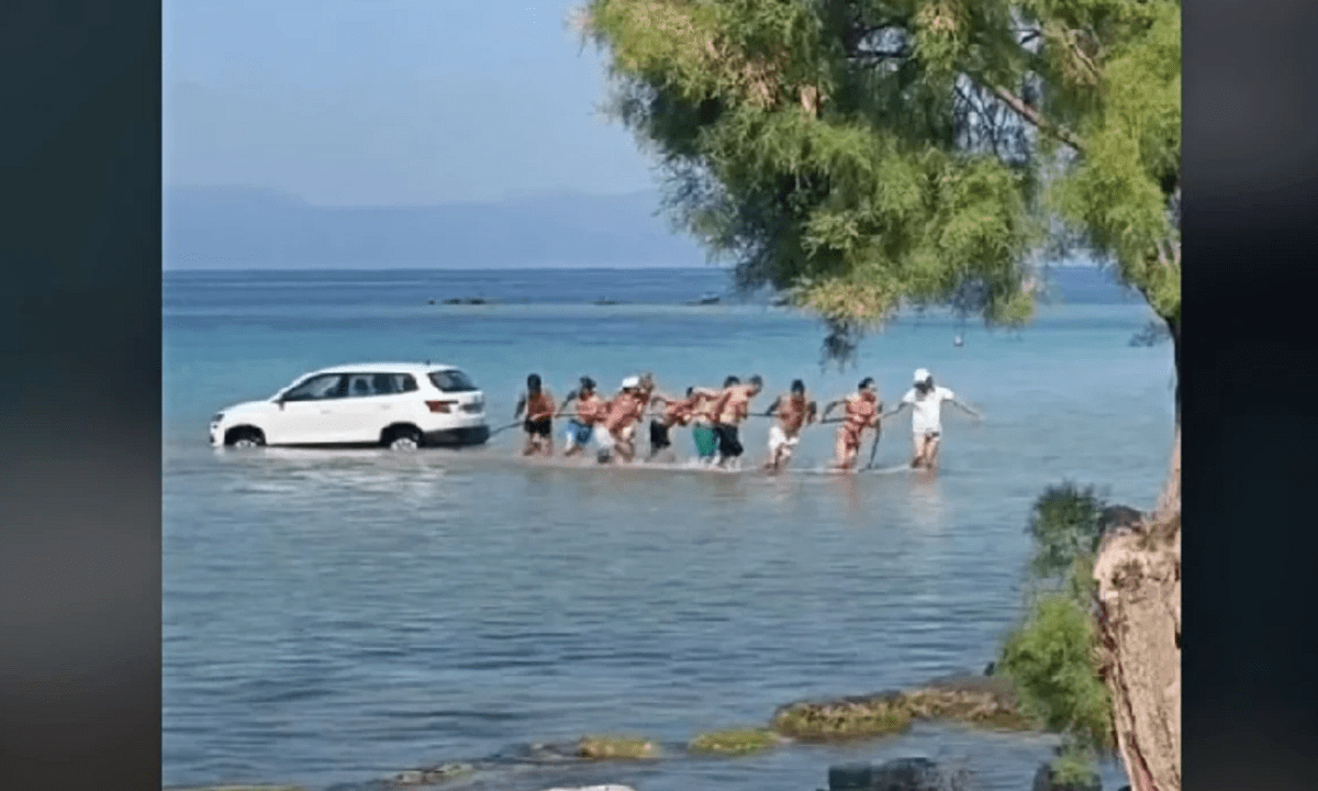 Μία... ασυνίθιστη ανάσυρση αυτοκινήτου από την θάλασσα της Αίγινας έγινε viral στο Tik Tok