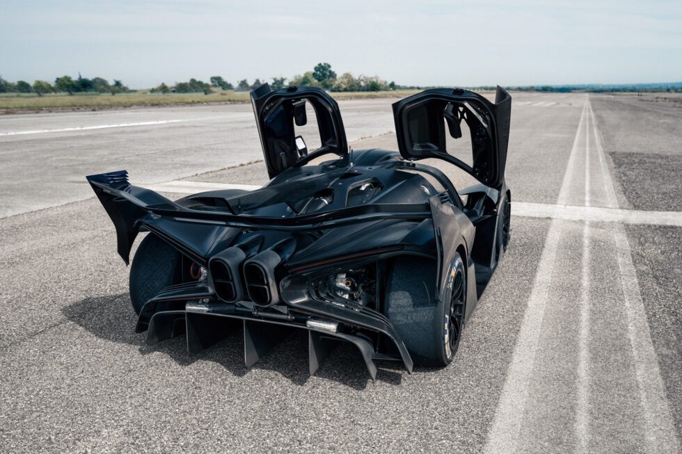 bugatti-bolide-hypercar-testing-supercar-2023-new-arrival-racing-ultracar