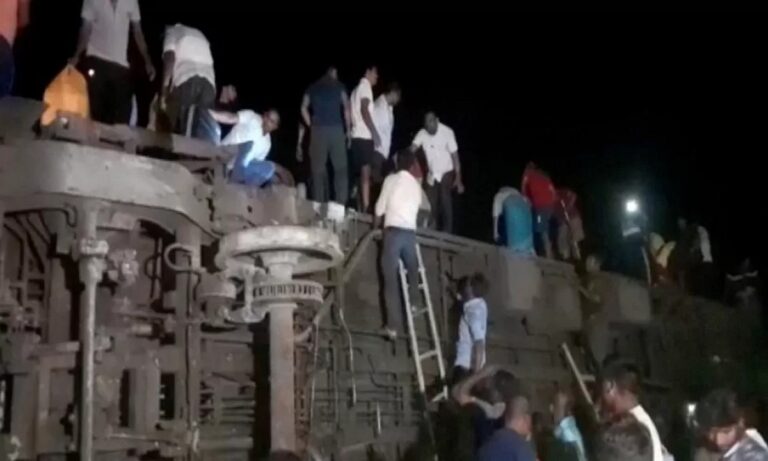 Ινδία: Συγκρούστηκαν τρένα – Δεκάδες νεκροί