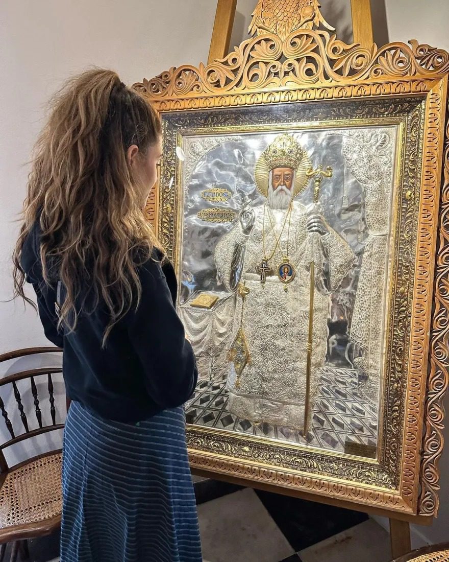 Η Μαρία Μενούνος έκανε ομολογία πίστης σε όλο τον κόσμο για το διαρκές θαύμα που συμβαίνει στον τάφο του Αγίου Νεκταρίου στην Αίγινα.