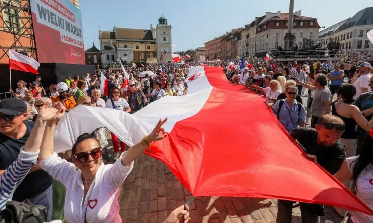 Πολωνία: Ιστορικές διαδηλώσεις στη Βαρσοβία και σε άλλες πόλεις – Πάνω από μισό εκατομμύριο στους δρόμους