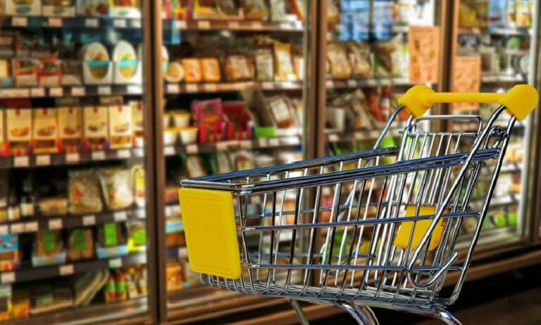 Ακρίβεια: «Καλπάζουν» οι ανατιμήσεις στις τιμές των τροφίμων – Σε απόγνωση οι καταναλωτές
