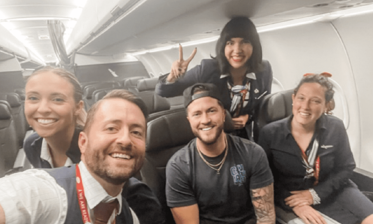 Επιβάτης ταξίδεψε oλομόναχος σε αεροπλάνο – Viral το «ιδιωτικό πάρτι» με το πλήρωμα!