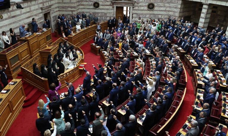 Η κυβέρνηση αλλάζει το όριο εισόδου στη Βουλή στο 5% για να φιμώσει το λαό – Μια «Δημοκρατία» που τρέμει τη Δημοκρατία