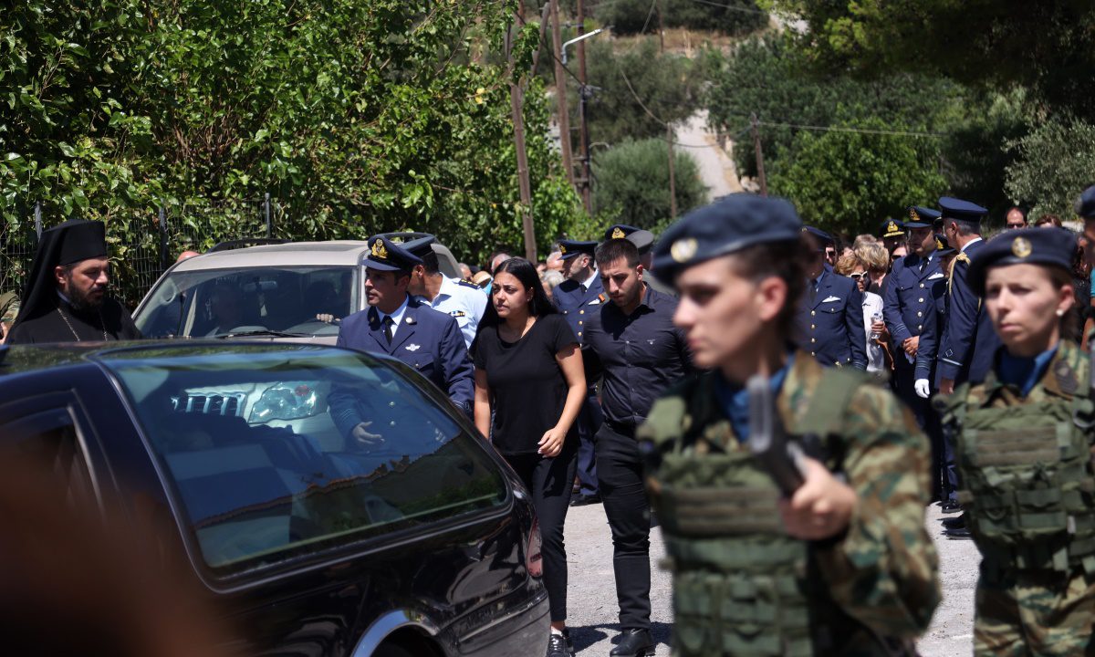 Σε κλίμα οδύνης η κηδεία του Χρήστου Μουλά – Με την ελληνική σημαία τυλιγμένη η σορός του, παρουσία πλήθους πολιτικού κόσμου και Βουλευτών της Νίκης η τελετή