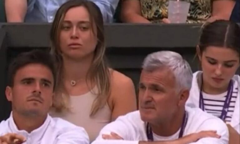 Τσιτσιπάς: Η εξήγηση της Πάουλα Μπαντόσα για το «θυμωμένο» βλέμμα στον πατέρα του που έγινε Viral