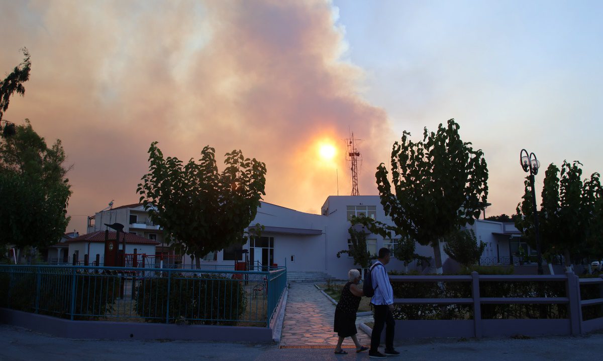 Σκηνές πολέμου στο Βόλο με τη φωτιά στη Νέα Αγχίαλο. Τρομακτικές εκρήξεις, ζημιές και οι πολίτες στο έλος του… 41% της Κυβέρνησης Μητσοτάκη.