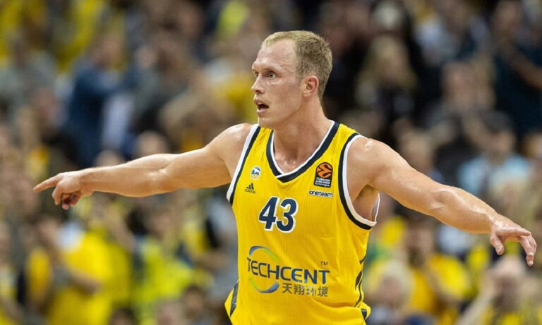 Ο Ολυμπιακός έντυσε στα «ερυθρόλευκα» και επίσημα τον Λουκ Σίκμα