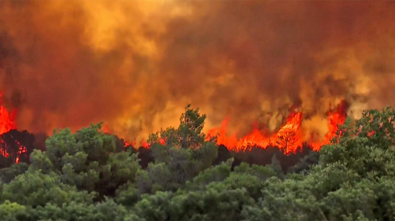 Καίγεται η Αττική από άκρη σε άκρη από χθες και η κυβέρνηση περιορίζεται στα μηνύματα του 112 και τα αφηγήματα περί κλιματικής κρίσης.