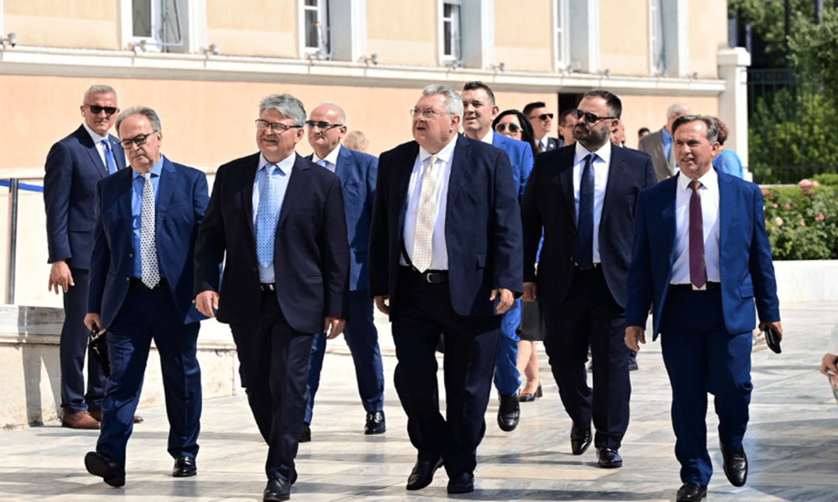 Μια υπέροχη ιδέα που δίνει νέα ήθη στην πολιτική: Προσευχή υπέρ Υγείας για τους 10 αγωνιστές της ΝΙΚΗΣ – Βοήθεια στο δύσκολο έργο τους!