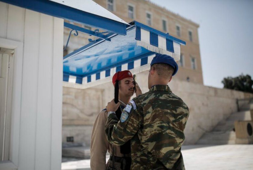 Οι Εύζωνες στέκονται στο λιοπύρι της Αθήνας υπηρετώντας ένα ιερό καθήκον και δυστυχώς λίγοι δίνουν σημασία στη θυσία τους.