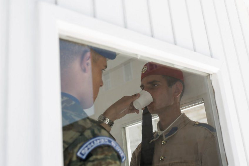Οι Εύζωνες στέκονται στο λιοπύρι της Αθήνας υπηρετώντας ένα ιερό καθήκον και δυστυχώς λίγοι δίνουν σημασία στη θυσία τους.