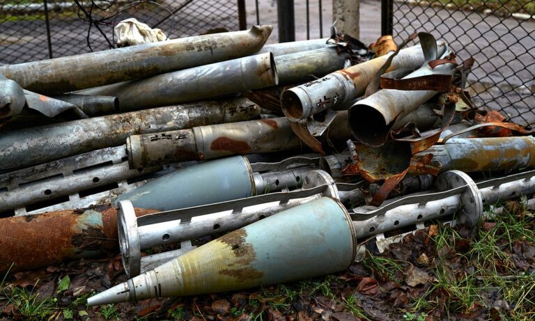 ΗΠΑ: Τι είναι τα αμφιλεγόμενα πυρομαχικά που στέλνουν στην Ουκρανία;