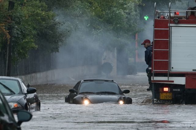 car-deep-water-plimirismeno-autokinito-aytokinito-se-nerplymires-thalassa