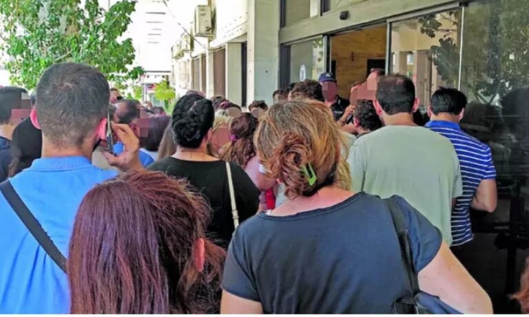 Ηλεκτρονικές ταυτότητες: Μήνυμα αντίστασης από πολλούς Έλληνες που αντιδρούν στο «φακέλωμα» – Κοσμοσυρροή στα αστυνομικά τμήματα