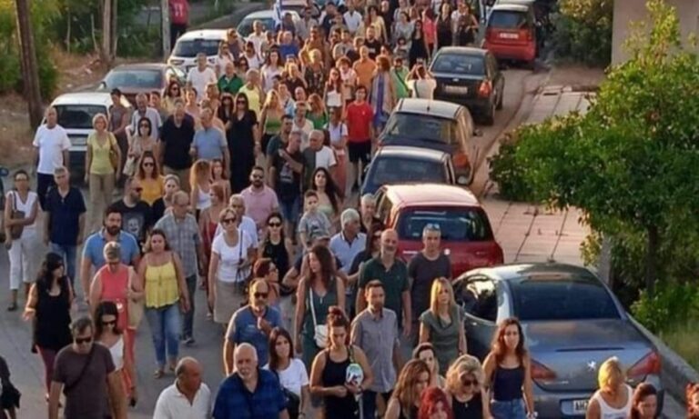 Πολίτες από όλη τη Θήβα συμμετείχαν στη μεγάλη πορεία που πραγματοποίηθηκε για την τετραμελή οικογένειά που κινδυνεύει να βρεθεί στο δρόμο.