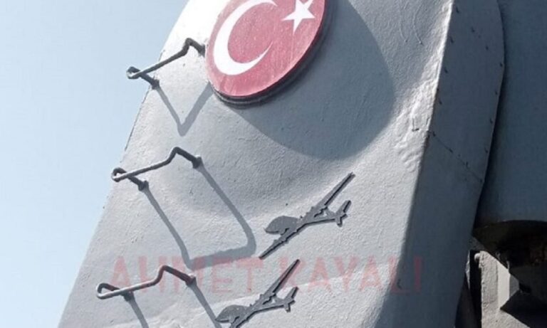 Οι Τούρκοι βάζουν φονικές πινακίδες στις φρεγάτες τους για τα drone που ρίχνουν