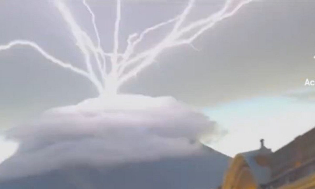 Viral: Τον γύρο του διαδικτύου κάνει το βίντεο με τη στιγμή που κεραυνός χτυπάει ηφαίστειο στη Γουατεμάλα