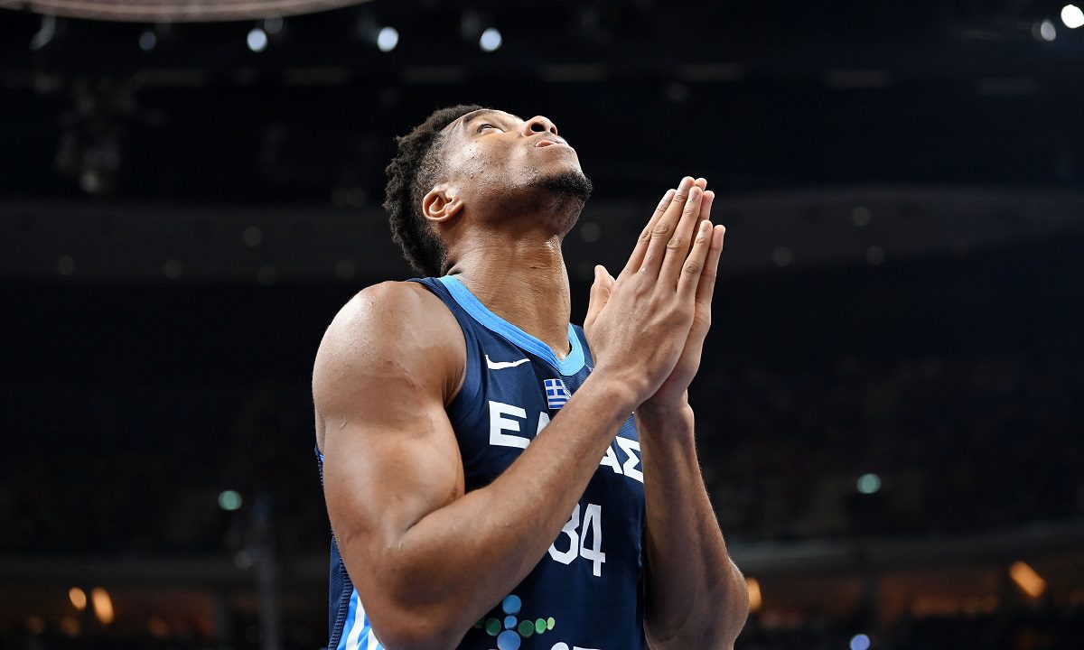 Ο τρόπος με τον οποίο ο Γιάννης Αντετοκούνμπο κρατάει ίσες αποστάσεις ανάμεσα σε Ελλάδα και Νιγηρία διχάζει αμφότερες