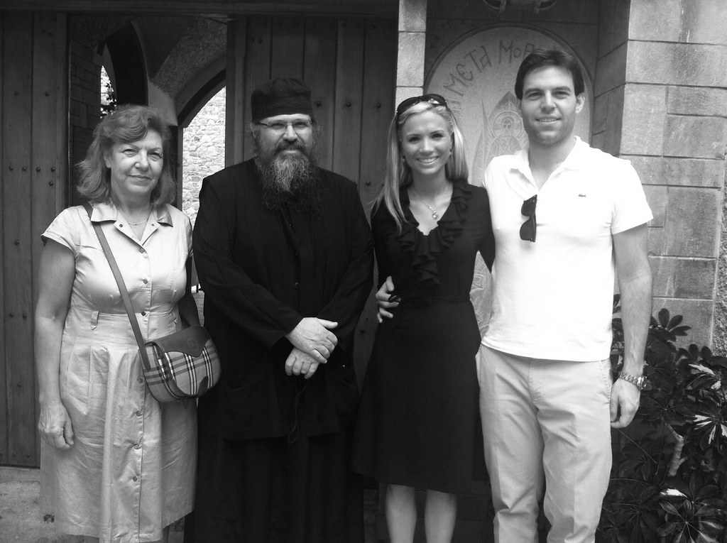 "Απο τις φωτογραφίες ξεχωρίζει και μια ιδιαίτερη στιγμή του ζευγαριού , όπου μαζί με τη μητέρα του Στέφανου Κασσελακη επισκέφθηκαν την Ιερά Μονή Οσίου Δαβίδ στην Εύβοια