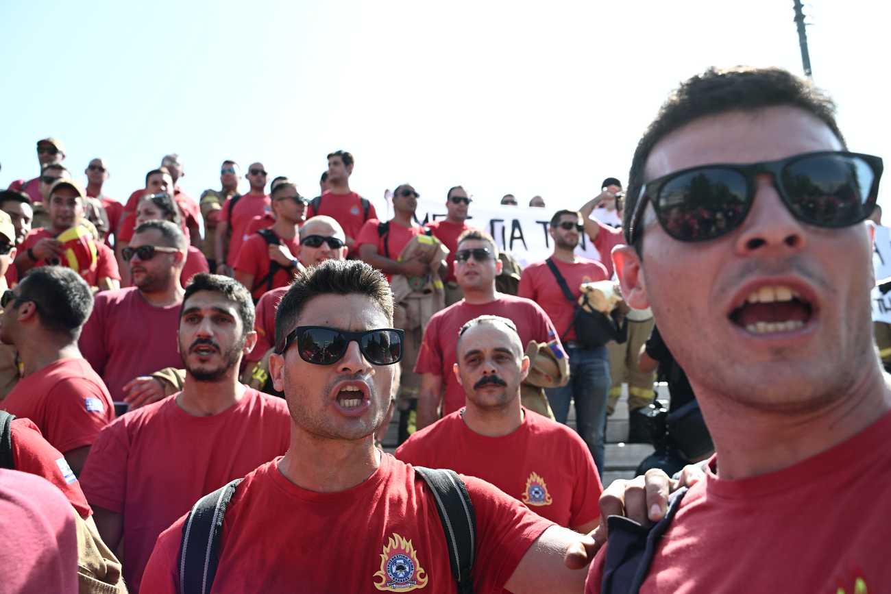 Στην πανελλαδική απεργία της Πέμπτης 21/09 πήραν μέρος και οι εποχικοί πυροσβέστες - «Οι καταστροφές δεν είναι εποχικές» ήταν το σύνθημα τους.