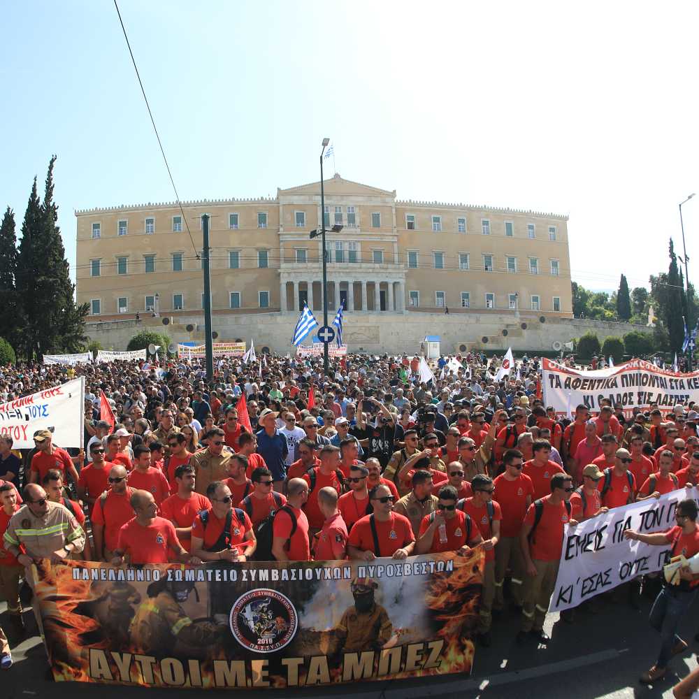 Στην πανελλαδική απεργία της Πέμπτης 21/09 πήραν μέρος και οι εποχικοί πυροσβέστες - «Οι καταστροφές δεν είναι εποχικές» ήταν το σύνθημα τους.