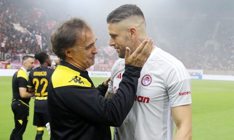 Ολυμπιακός – Άρης: Γι’ αυτό ο Πασχαλάκης είχε θερμό χαιρετισμό με Μάντζιο και Πλαβούκο