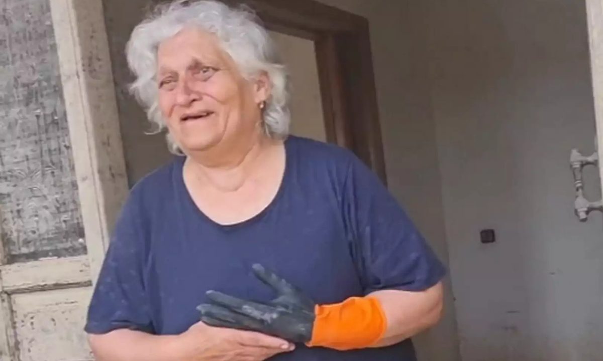 Σπαρακτικές εικόνες εγκατάλειψης στη Θεσσαλία: Γιαγιά μεγαλώνει μόνη την εγγονούλα της μέσα στο πλημμυρισμένο της σπίτι