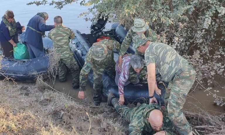 Συγκινεί η αυτοθυσία του Στρατού στο πλημμυρισμένο πεδίο: Πεζοναύτης πέφτει στις λάσπες για να πατήσουν πάνω του ηλικιωμένοι
