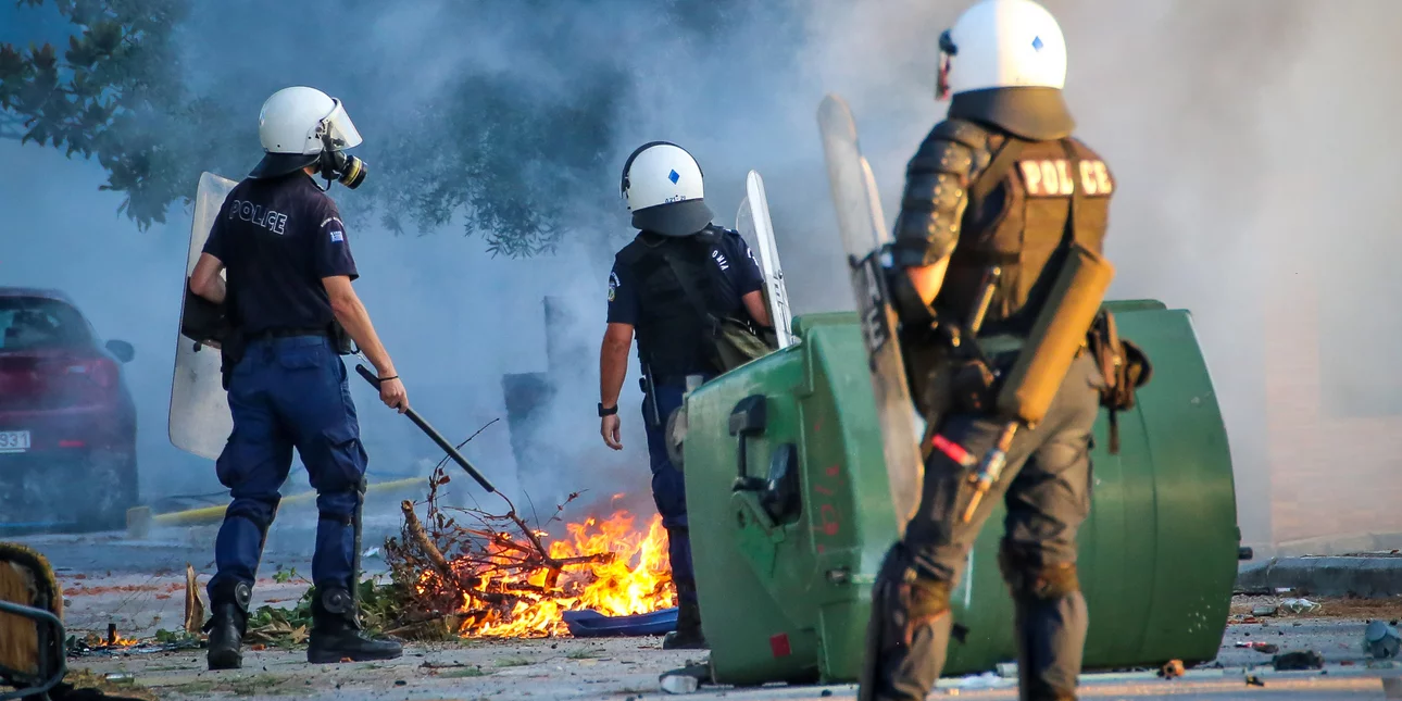 Και πνιγμένοι και δαρμένοι: Τραμπουκισμοί από ΜΑΤ στη Λάρισα, σε ανθρώπους που διαμαρτύρονται για την καταστροφή που τους βρήκε
