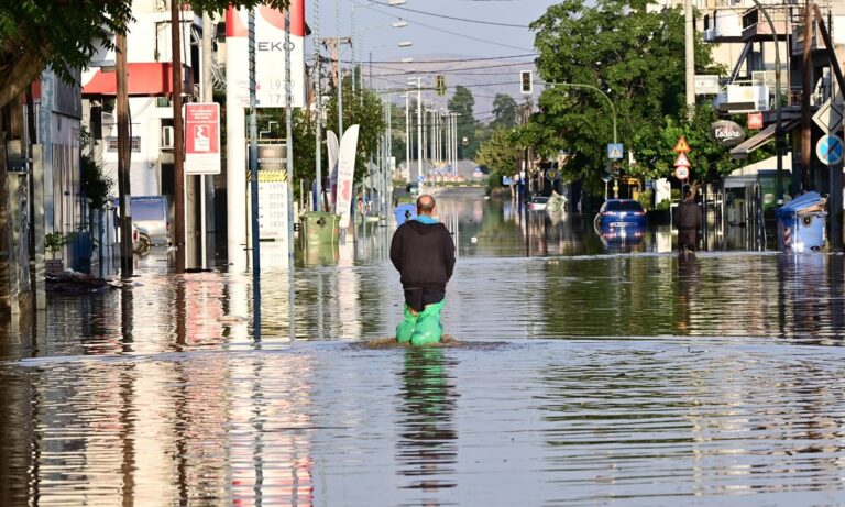 Πλημμύρες: Οι εθελοντές δίπλα στους πληγέντες – Και στη Λάρισα ο απλός κόσμος δείχνει το δρόμο!