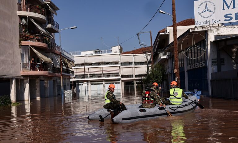 Την ώρα που η δραματική επιχείρηση διάσωσης στη Μεταμόρφωση συνεχίζεται, ανεπιβεβαίωτες πληροφορίες κάνουν λόγο για αρκετούς νεκρούς!