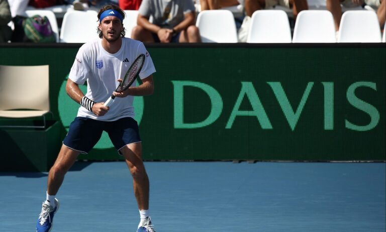 Davis Cup: Αγχώθηκε αλλά ισοφάρισε σε 1-1 ο Τσιτσιπάς για την Ελλάδα! – Δεν άντεξε τη ζέστη ο Κλέιν