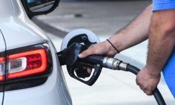 Κοινωνία: Στα ύψη η βενζίνη – «Έσπασε» το φράγμα των 2 ευρώ