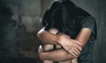 Κοινωνία: Ρόδος: Έξι χρόνια τη βίαζε ο πεθερός της – Απίστευτο πότε καταγγέλει ότι την παρενόχλησε πρώτη φορά – Τι είπε ο άντρας της