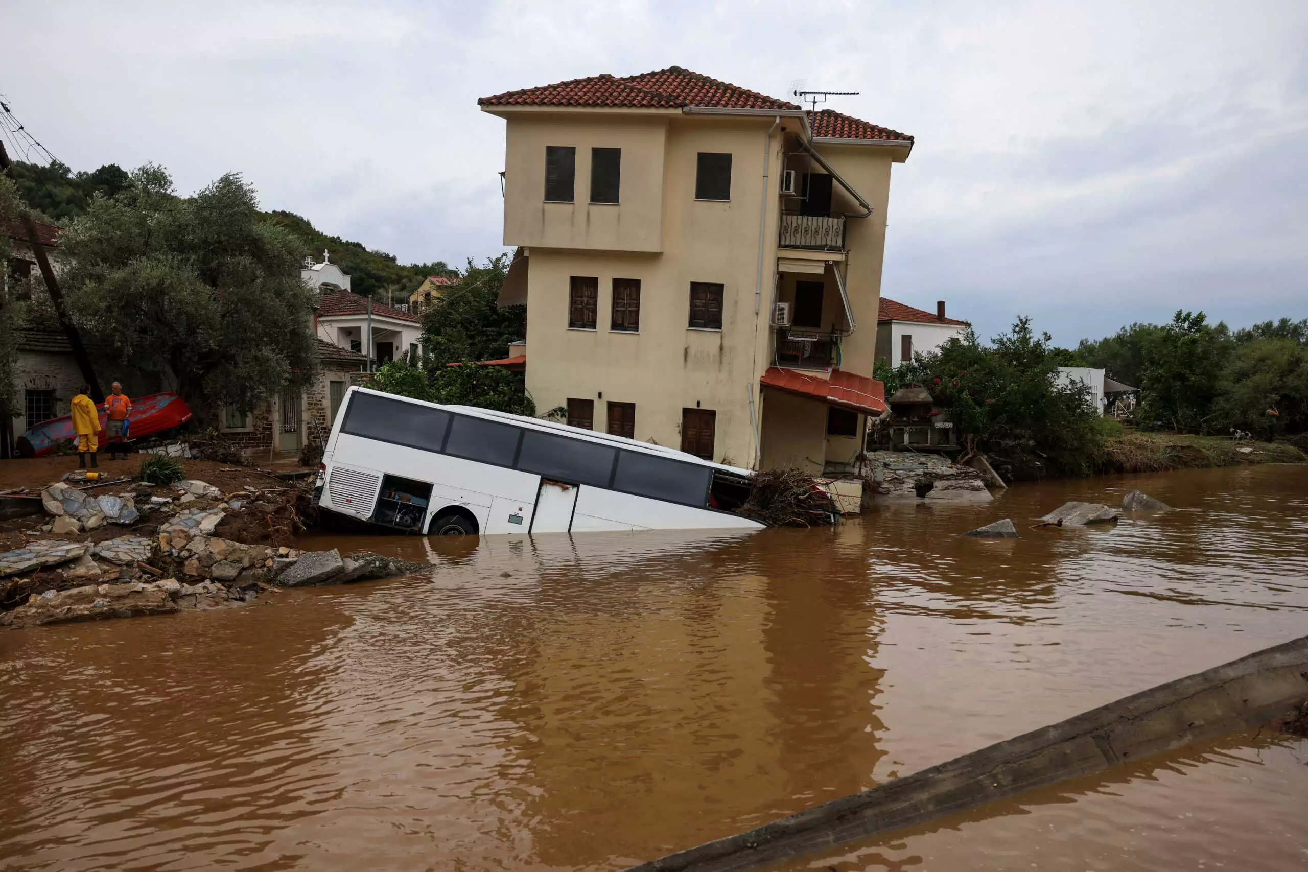 Θεσσαλία: Απελπισμένοι οι κάτοικοι, αγωνιούν για το πέρασμα της κακοκαιρίας Elias – Καταγγέλλουν εγκατάλειψη από το κράτος και οχυρώνονται μόνοι τους