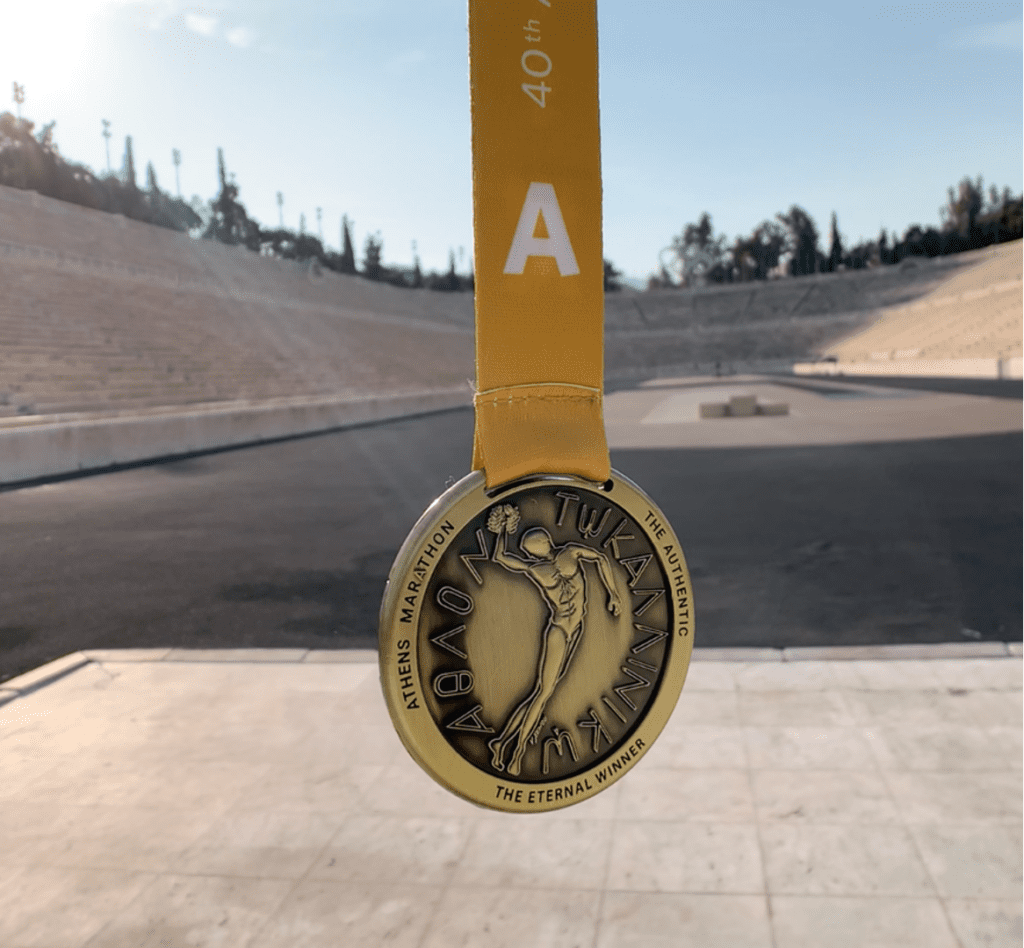 Πολ Σέλμπι: Ο άνθρωπος πίσω από τα αναμνηστικά μετάλλια του Αυθεντικού Μαραθωνίου. έχει συνδεθεί άρρηκτα με τη διαδρομή των 42,195 μέτρων.