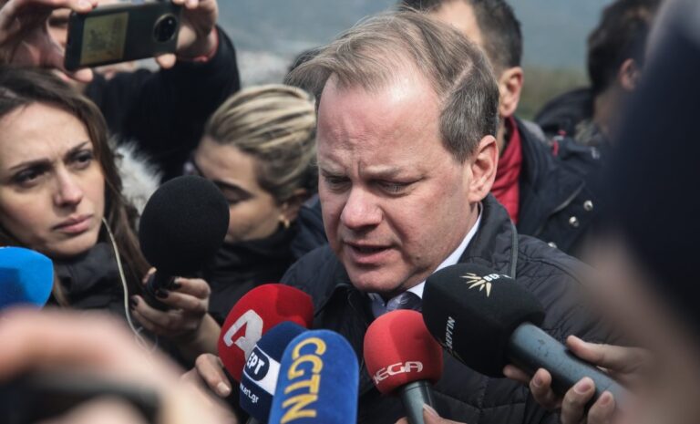 Ο Κώστας Καραμανλής «θίχτηκε» για τα Τέμπη! – Οργισμένη απάντηση από αδελφό θύματος: «Δεν ντρέπεσαι που τολμάς να μιλάς για τυμβωρυχία;»