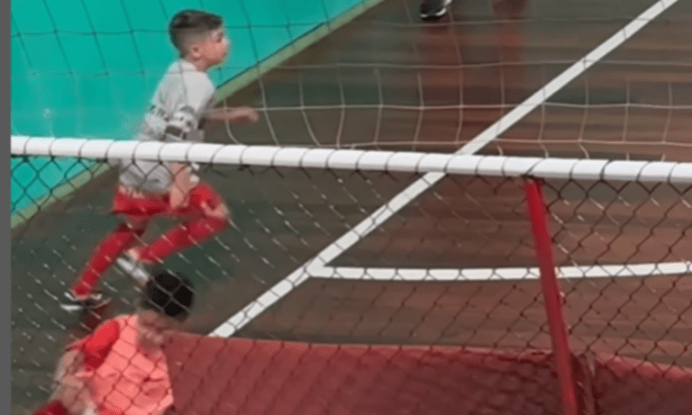 Πιτσιρικάς στη Βραζιλία ντριπλάρει τους πάντες στο futsal και γίνεται viral (vid)