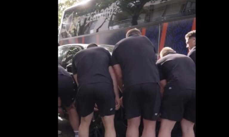Νέα Ζηλανδία: Απίστευτο – Οι παίκτες της εθνικής ράγκμπι σηκώνουν στα χέρια τζιπ 2,4 τόνων! (vid)