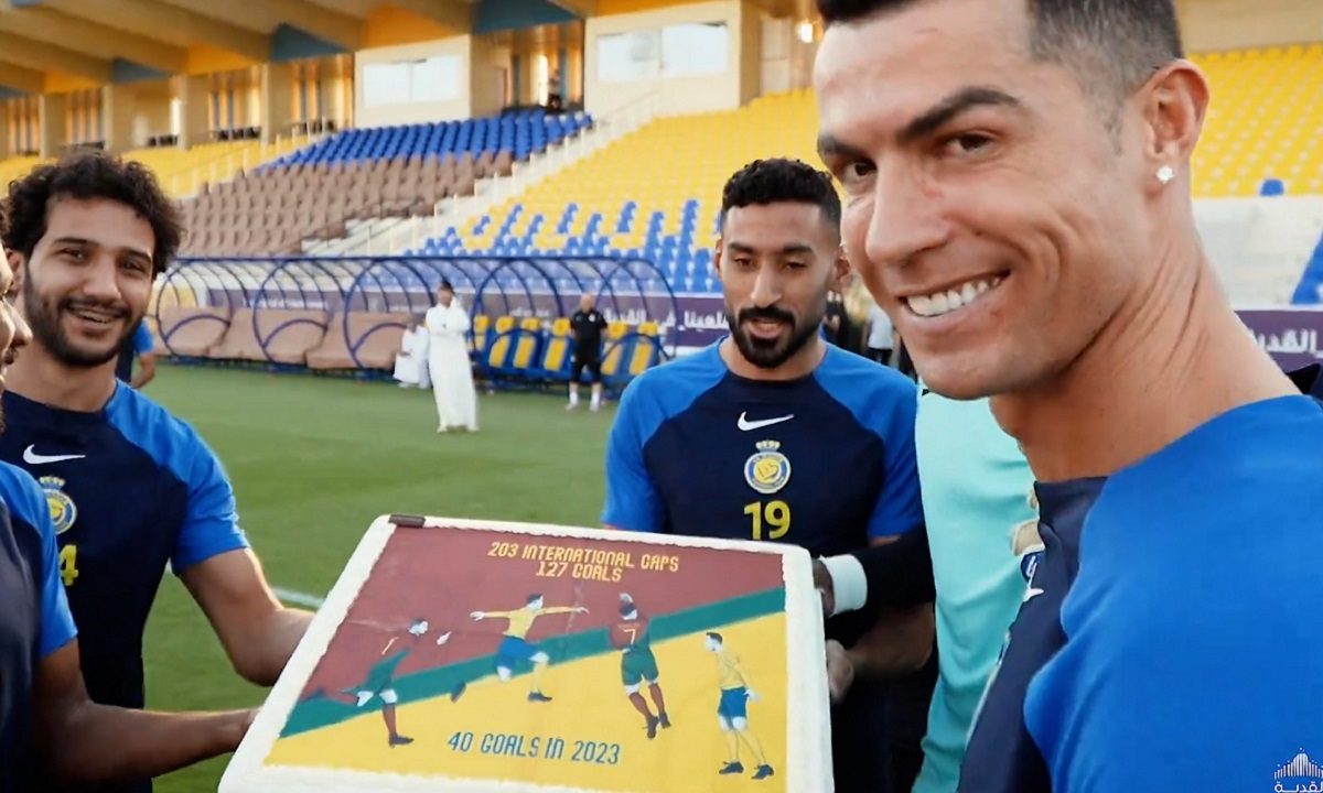 Ο Κριστιάνο Ρονάλντο σπάει το ένα ρεκόρ μετά το άλλο και οι συμπαίκτες του στην Αλ Νασρ ετοίμασαν ένα special δώρο! (vid)