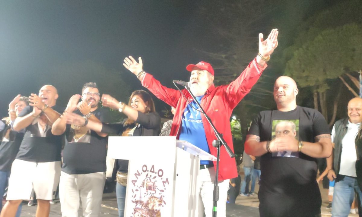 Viral: Δήμαρχος πανηγύρισε με καπέλο ΣΥΡΙΖΑ, μπλούζα ΝΔ και παπούτσια ΠΑΣΟΚ! (vid)
