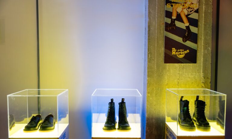 H Dr. Martens ξέρει να παρτάρει δυνατά