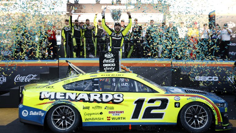 Ryan-Blaney-NASCAR-champion-protathlitis-2023-cup-series-champ-munstang-ford-car-