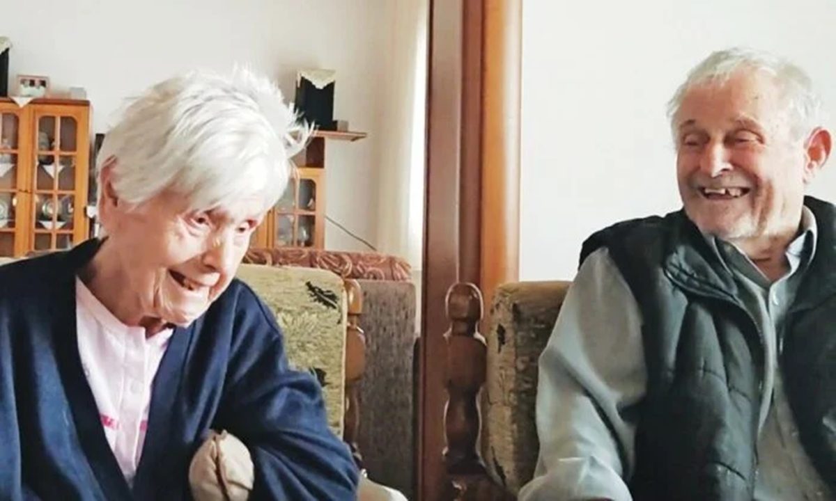 Βιοπαλαιστές που δούλεψαν σκληρά στην ξενιτιά, η 86χρονη κυρία Σωτηρία και ο 90χρονος κύριος Παναγιώτης, έκαναν μια μεγαλειώδη πράξη.