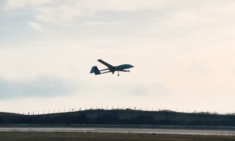 «Πανηγυρίζει» η Τουρκία – Ξεκίνησε τις δοκιμαστικές πτήσεις για τη νέα έκδοση των Bayraktar ΤΒ3 (vid)